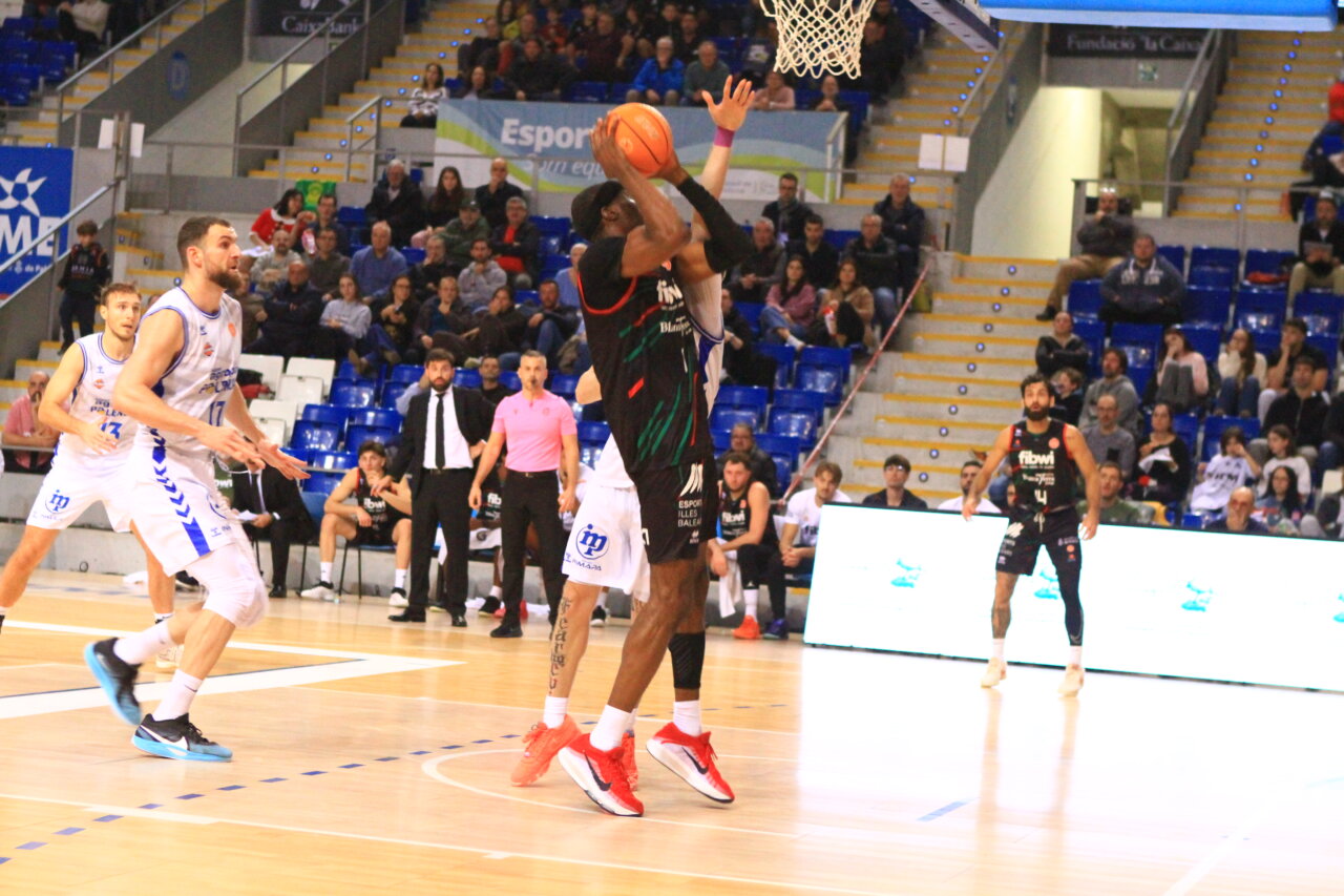 Jugadores de baloncesto en un partido entre Palencia y Palma