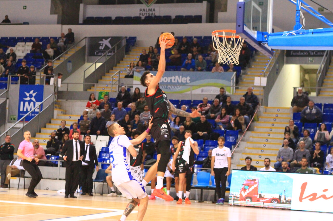 Jugador de baloncesto saltando para anotar en un partido