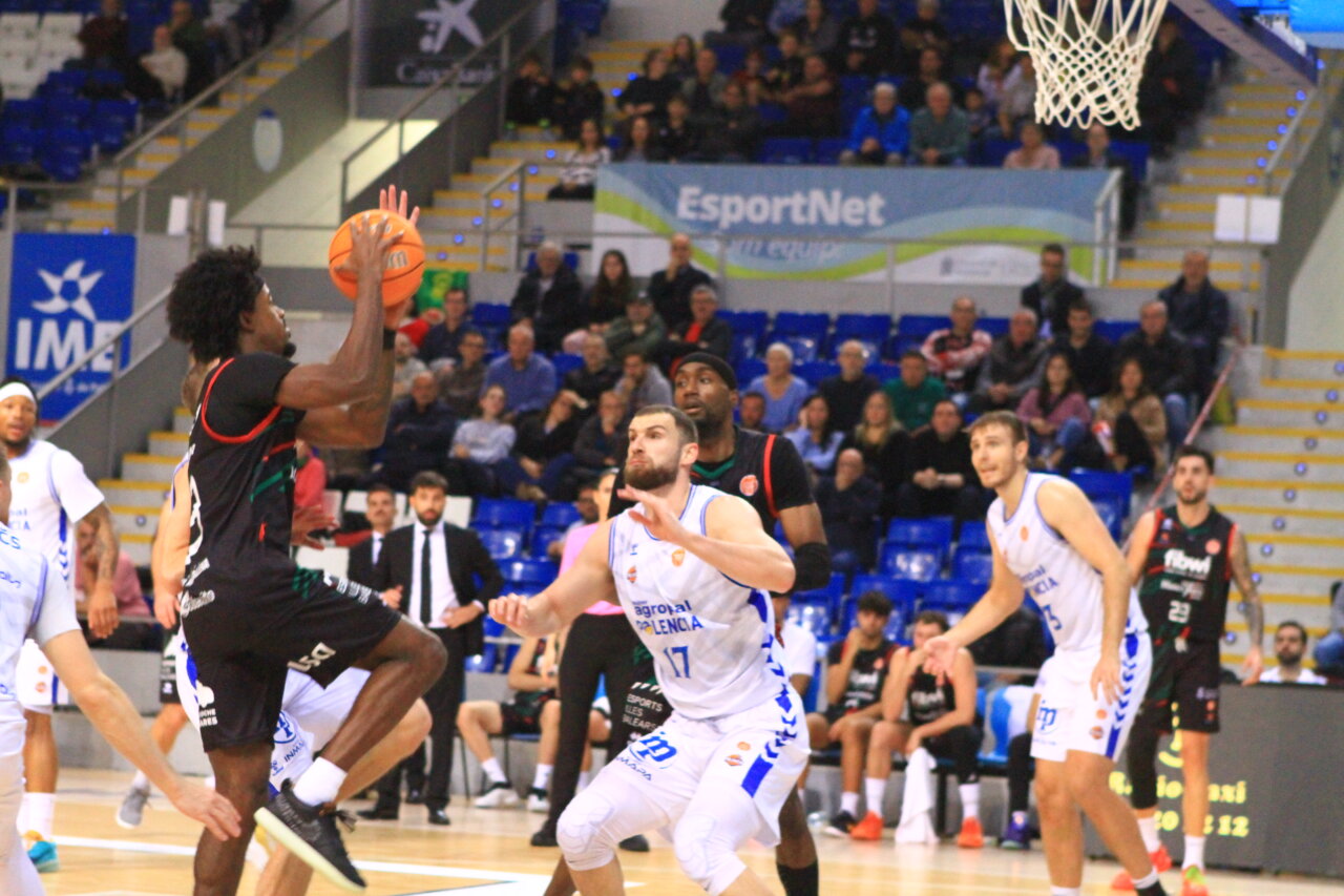 Jugadores de baloncesto en acción durante un partido entre Palencia y Palma.