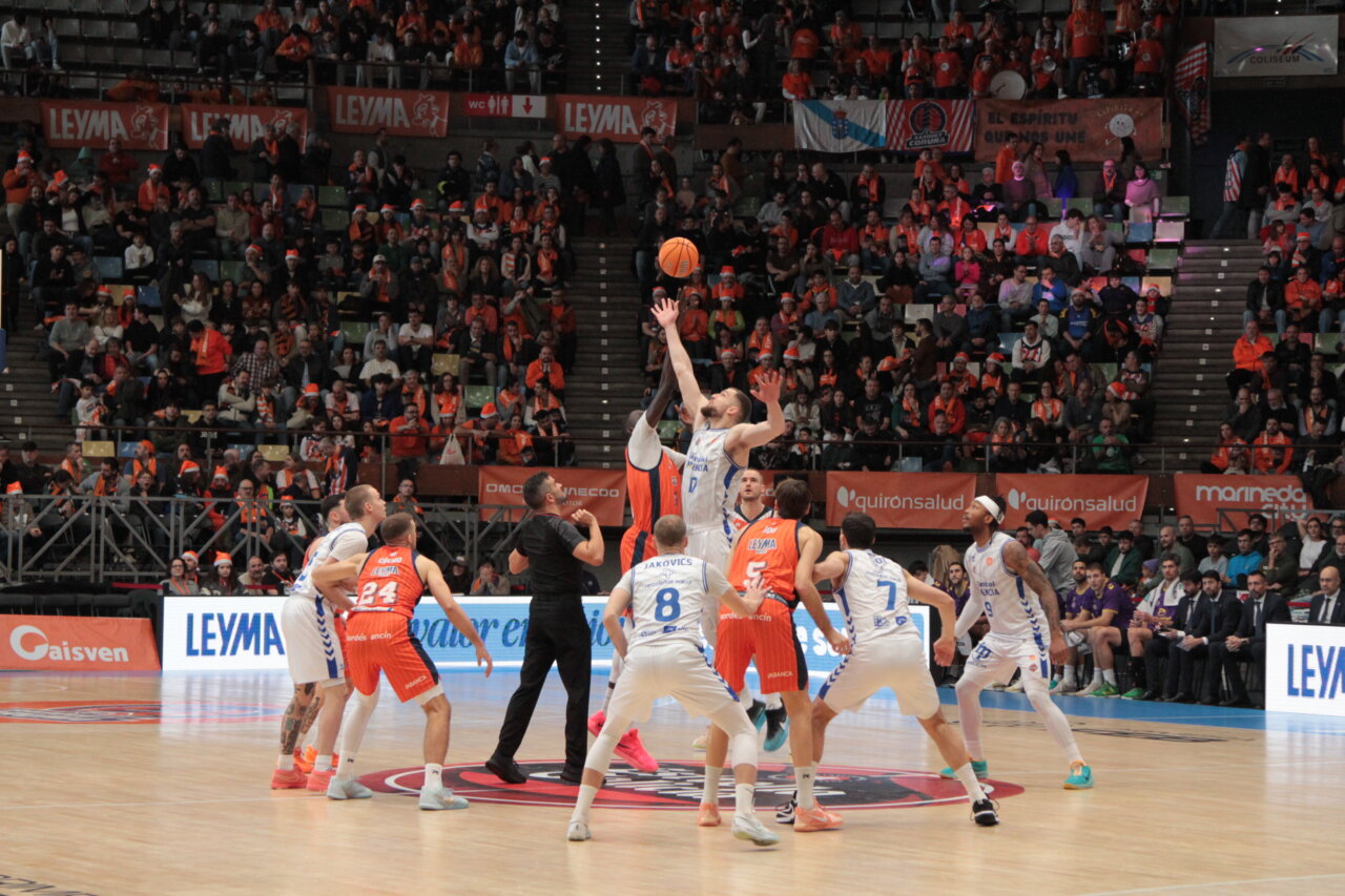 Jugadores de baloncesto en el salto inicial de un partido