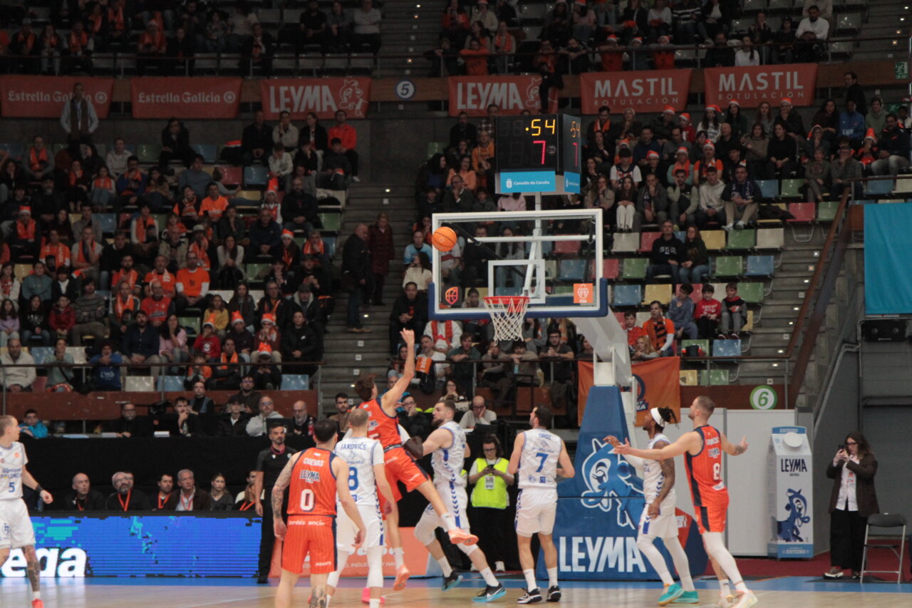 Jugadores de baloncesto en un partido entre Coruña y Palencia