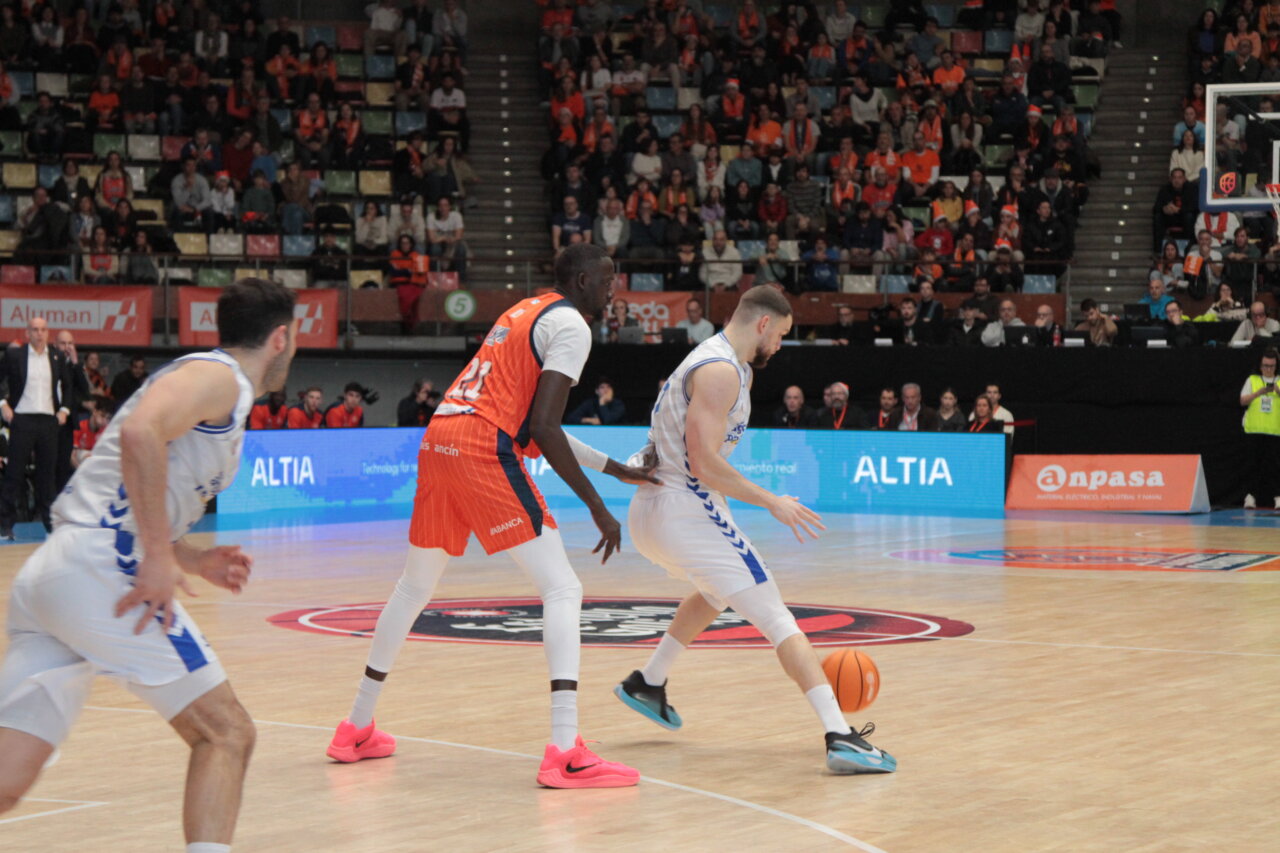 Jugadores de baloncesto en un partido en Coruña