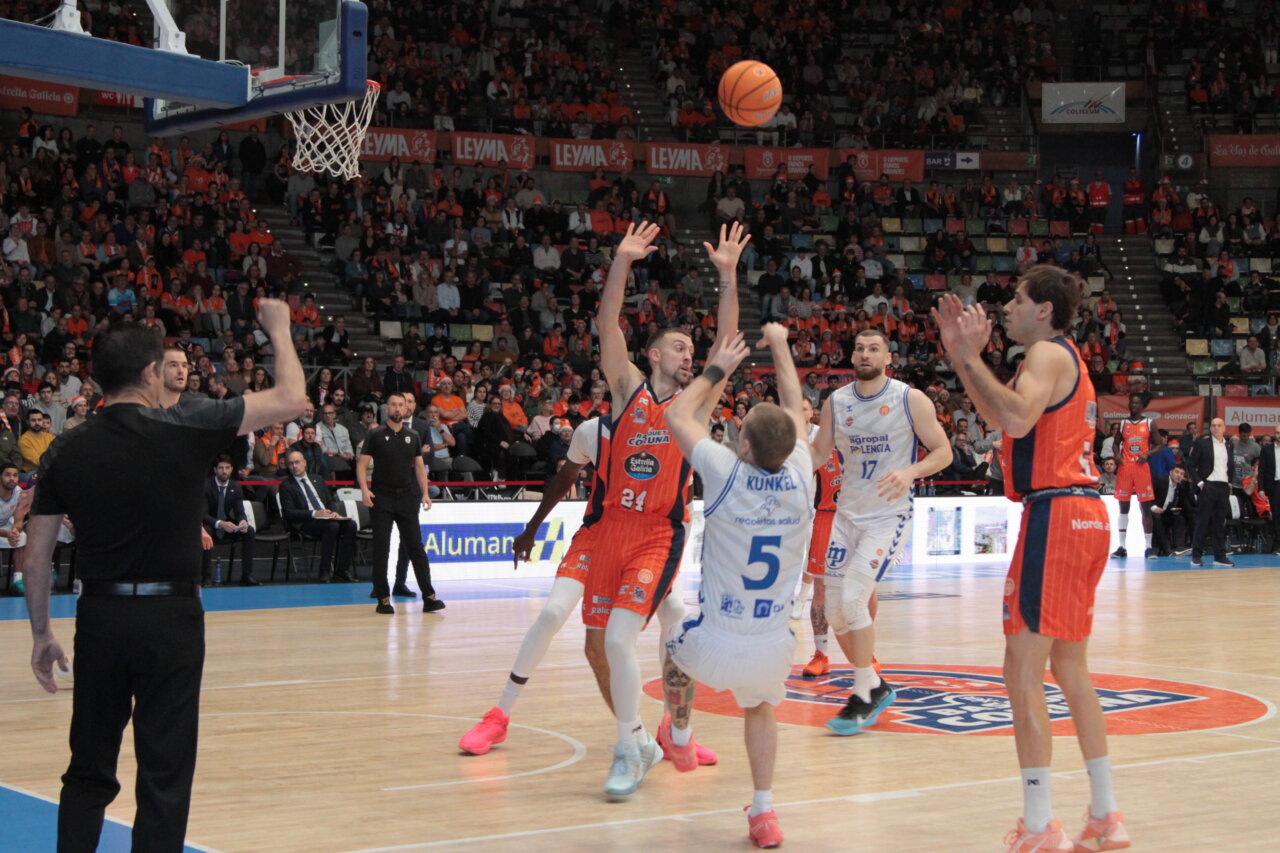 Jugadores de baloncesto en acción durante un partido entre Coruña y Palencia.
