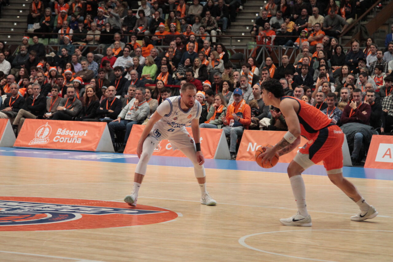 Jugadores de baloncesto en un partido en Coruña