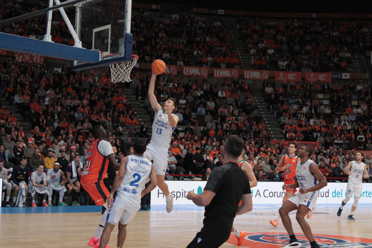 Jugador del Palencia lanzando a canasta durante un partido de baloncesto