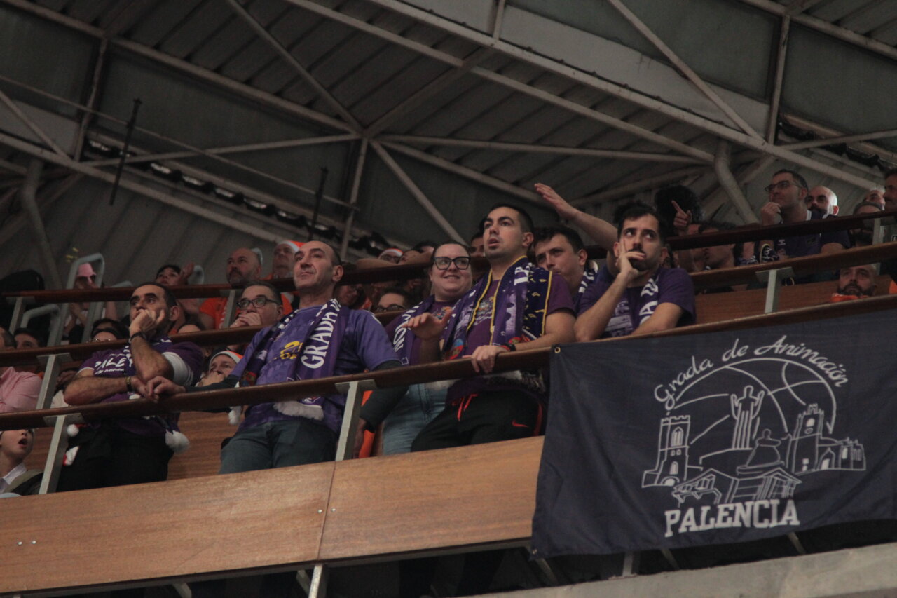 Aficionados del Súper Agropal Palencia animando en el partido