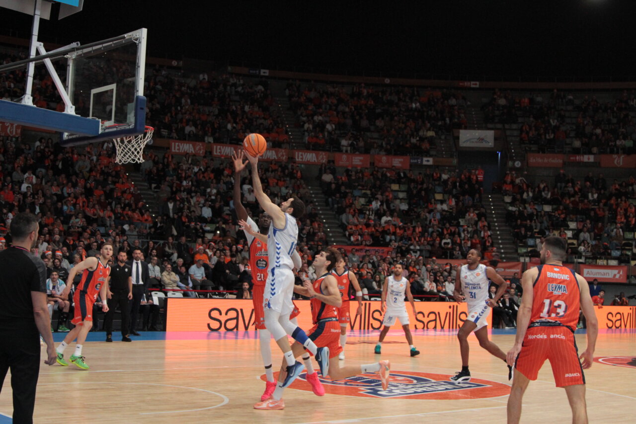 Jugadores de baloncesto en acción durante un partido en Coruña