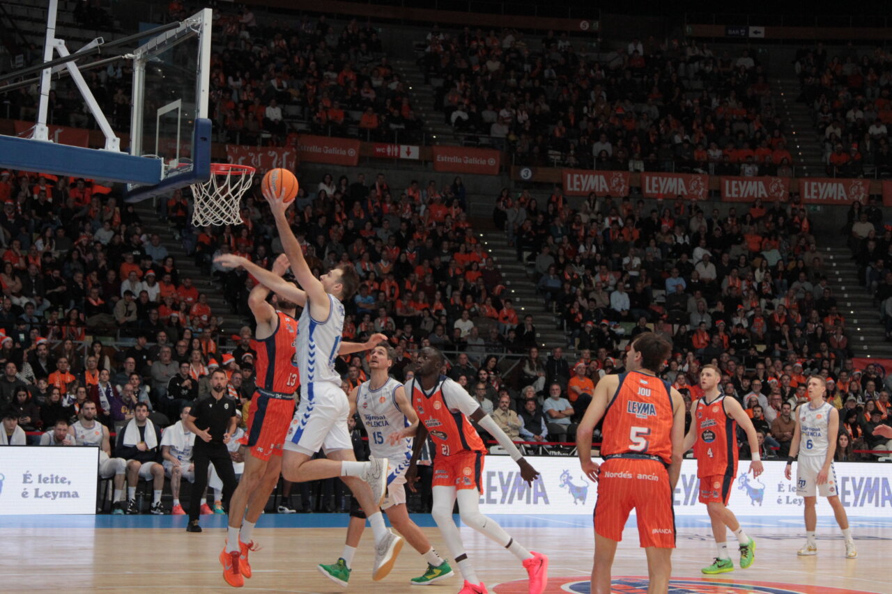 Jugadores de baloncesto en un partido entre Coruña y Palencia
