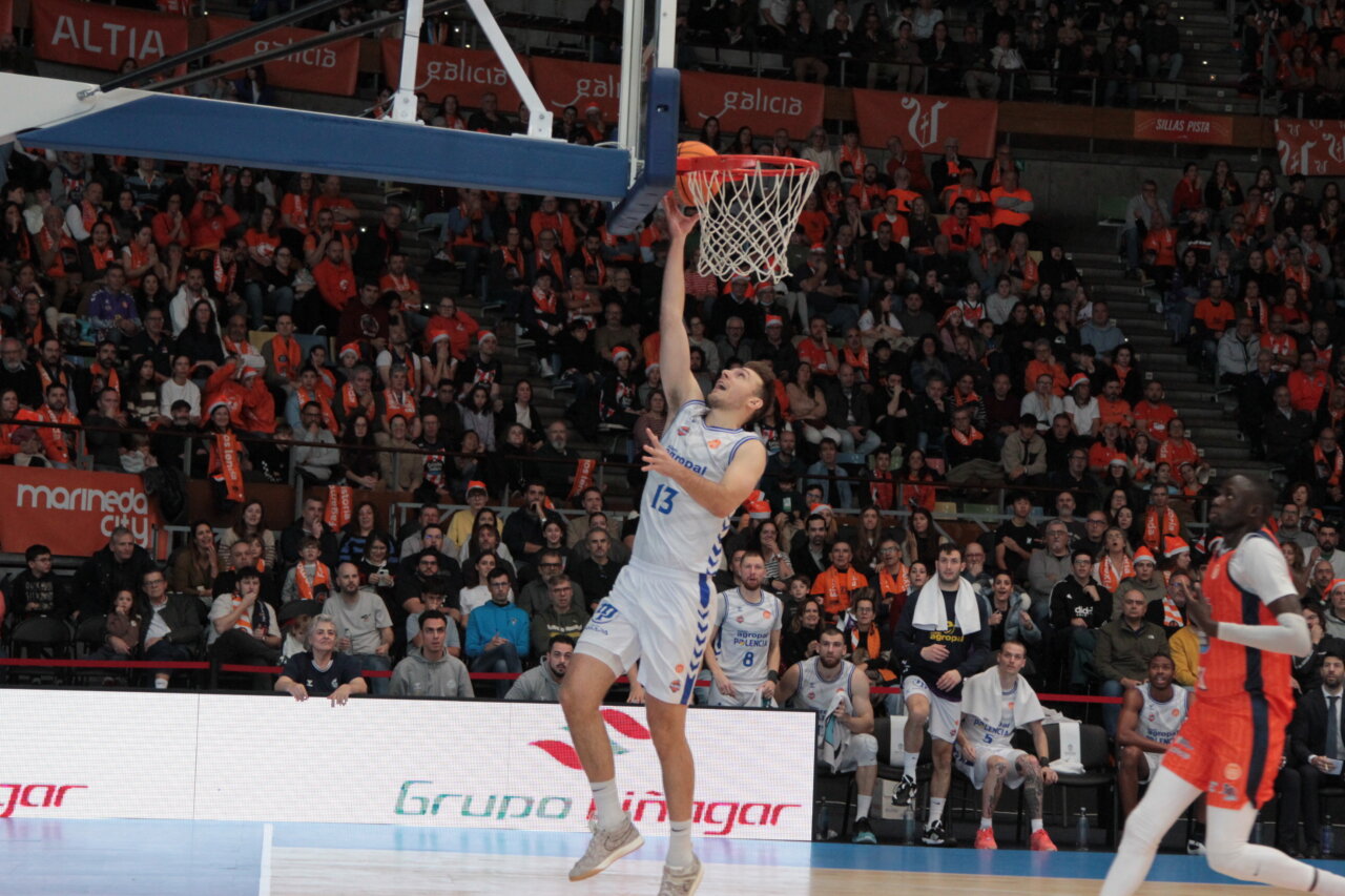 Jugador de baloncesto lanzando a canasta en un partido