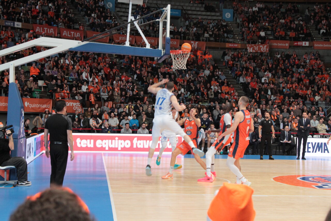 Jugadores de baloncesto en acción durante un partido en Coruña.