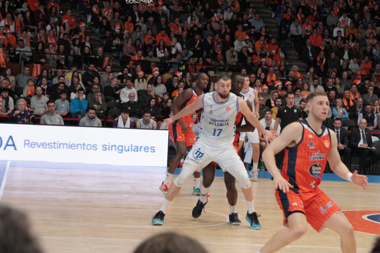 Jugadores de baloncesto en un partido entre Coruña y Palencia