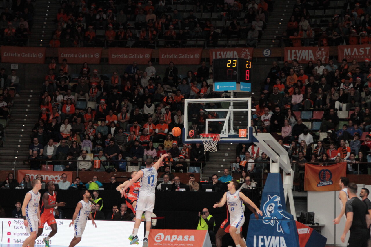 Jugadores de baloncesto en acción durante un partido entre Coruña y Palencia.