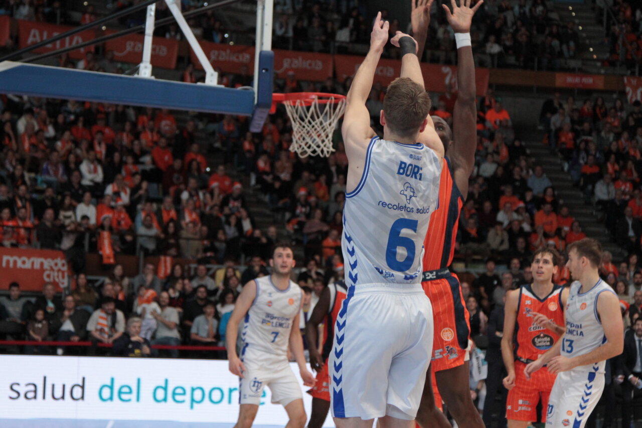 Jugadores de baloncesto en acción durante un partido entre Coruña y Palencia.