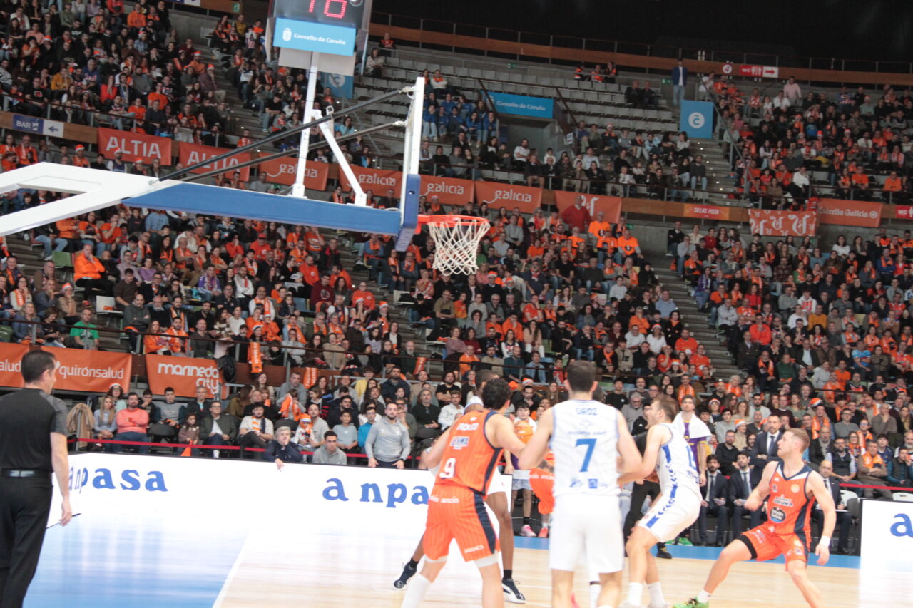 Jugadores de baloncesto en un partido entre Coruña y Palencia.