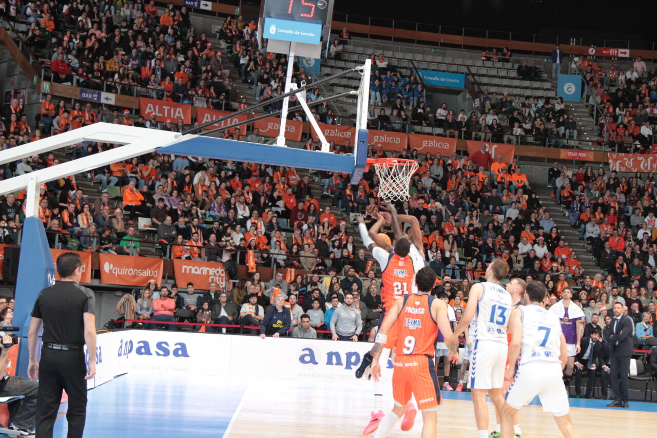Jugadores de baloncesto en un partido entre Coruña y Palencia
