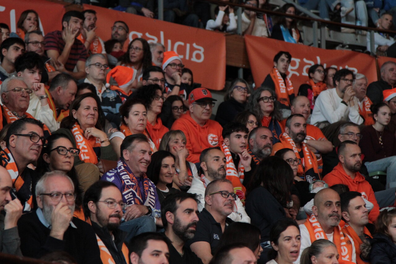 Aficionados del Súper Agropal Palencia animando en un partido de baloncesto