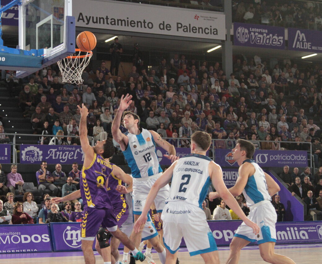Jugadores de baloncesto en un partido entre Palencia y Gipuzkoa