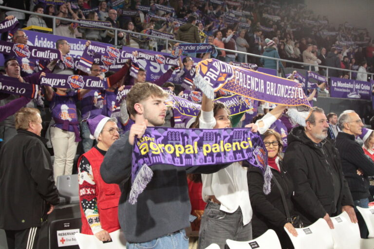 Aficionados del Super Agropal Palencia animando en las gradas