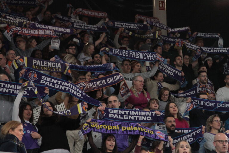 Aficionados del baloncesto en las gradas animando al equipo