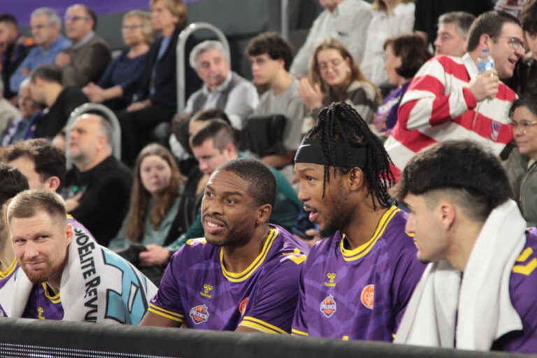 Jugadores del Súper Agropal Palencia en el banquillo durante un partido
