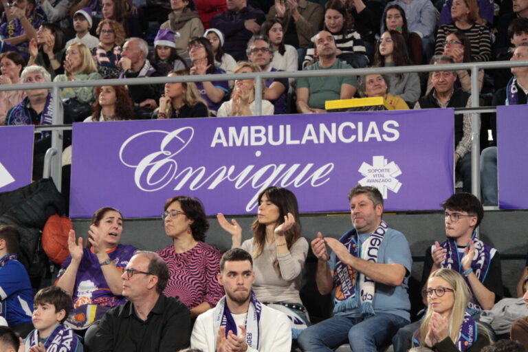 Aficionados animando en las gradas durante un partido de baloncesto