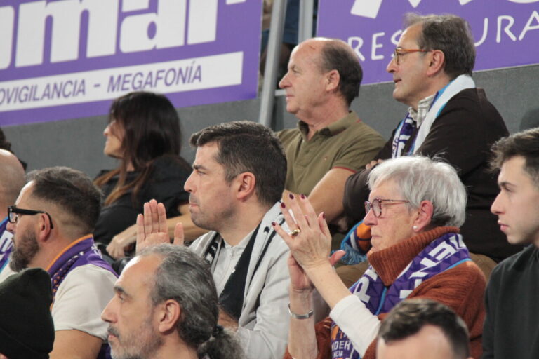 Aficionados animando en las gradas durante un partido de baloncesto