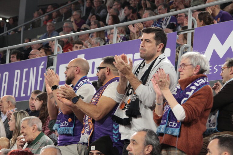 Aficionados aplaudiendo en las gradas durante un partido de baloncesto
