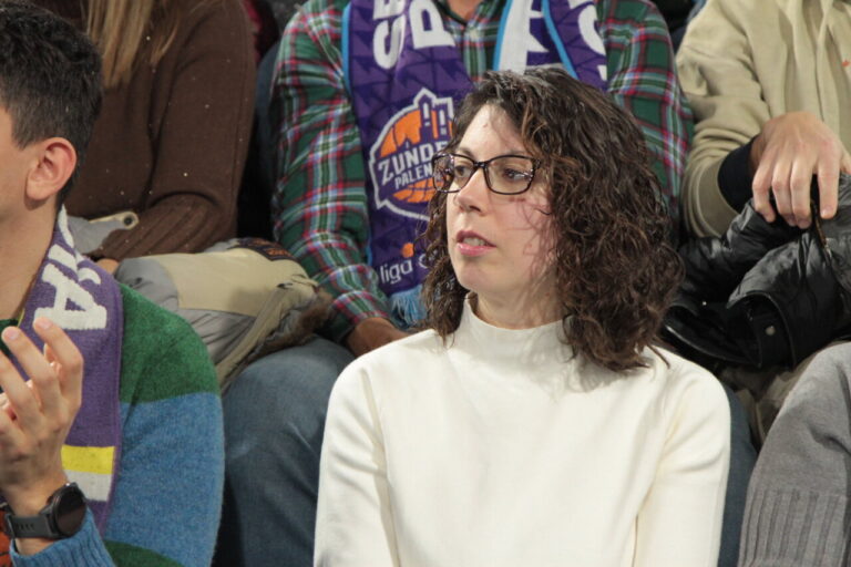 Espectadores animados en las gradas durante un partido de baloncesto