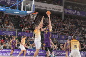 Jugadores de baloncesto en acción durante un partido en Palencia.
