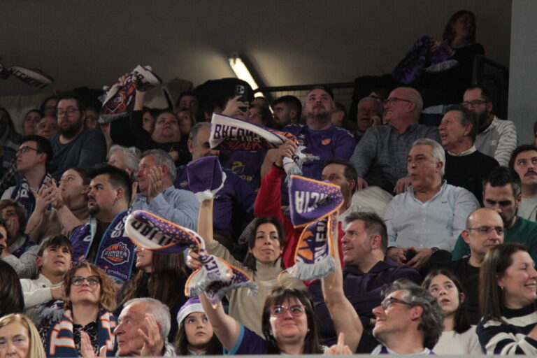 Aficionados animando en las gradas del partido de baloncesto