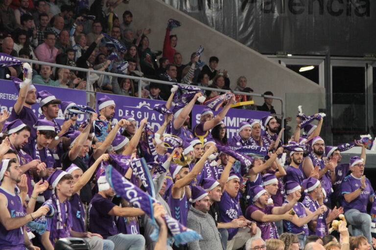 Aficionados animando en las gradas durante un partido de baloncesto