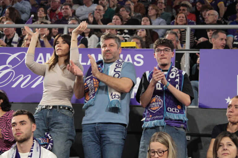 Aficionados animando en las gradas durante un partido de baloncesto