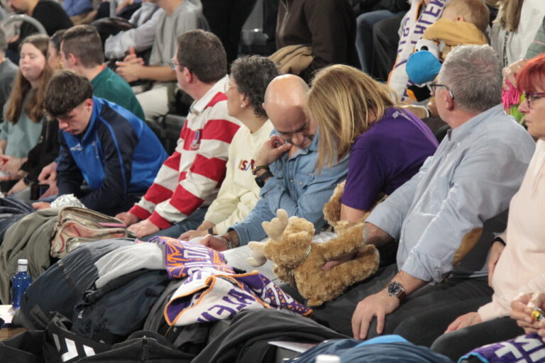 Espectadores en las gradas durante el partido de baloncesto