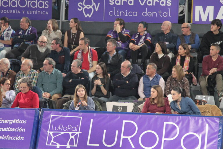 Espectadores en las gradas durante un partido de baloncesto en Palencia