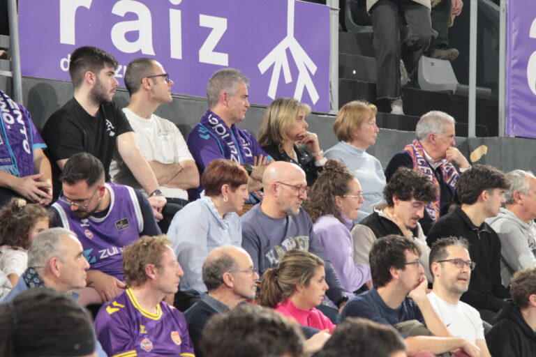 Aficionados en las gradas durante un partido de baloncesto