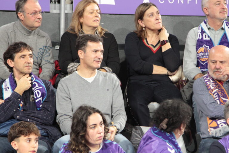 Espectadores en las gradas durante el partido de baloncesto en Palencia