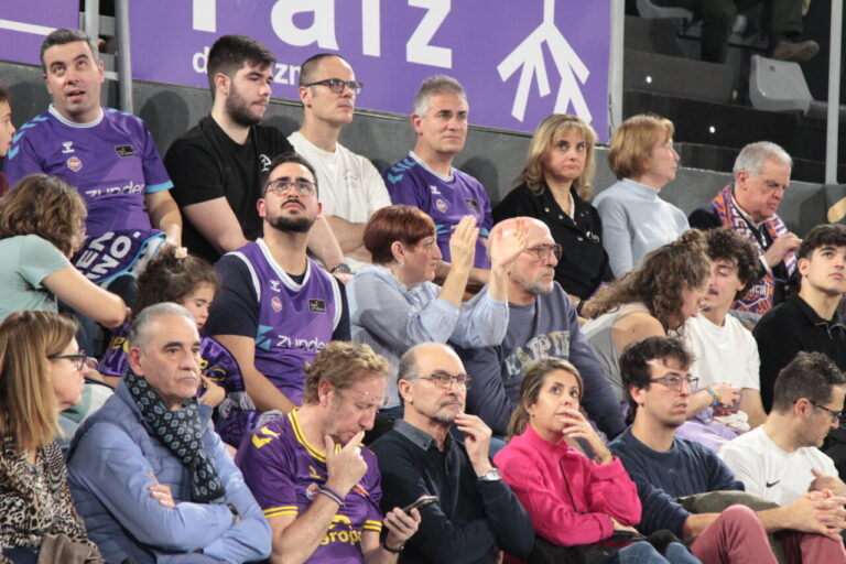 Aficionados en las gradas durante un partido de baloncesto