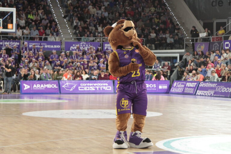 Mascota del Súper Agropal Palencia animando en un partido de baloncesto