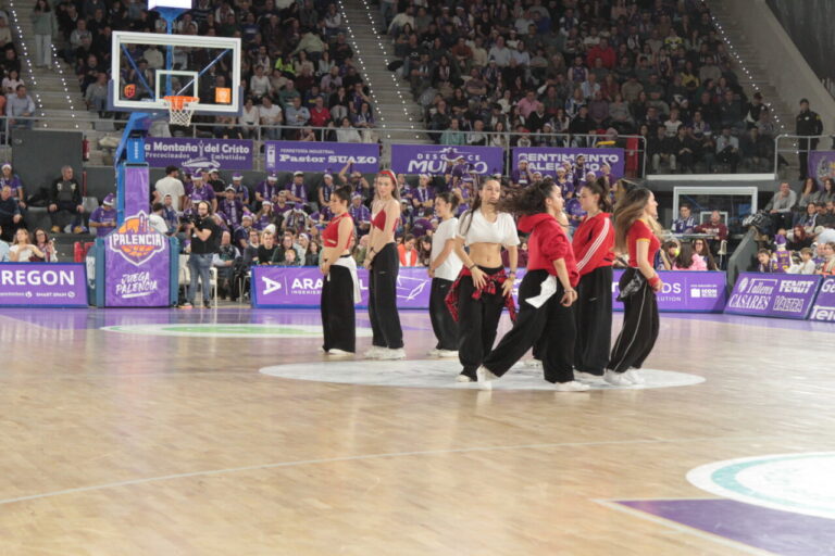 Grupo de bailarinas actuando en un partido de baloncesto en Palencia