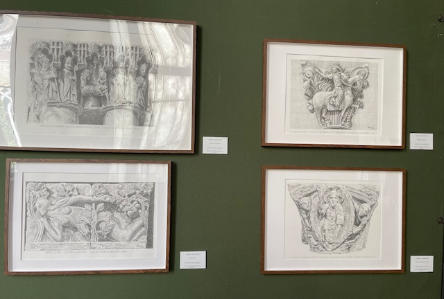 Cuatro plumillas enmarcadas de arte románico en la catedral de Palencia