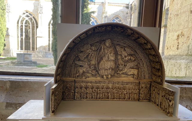 Escultura románica en la catedral de Palencia con figuras religiosas.