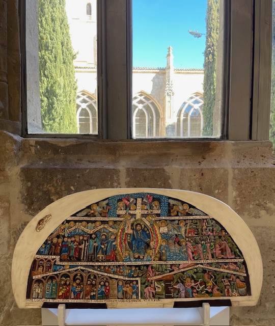 Escultura románica en la catedral de Palencia con vista al claustro.