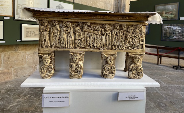 Escultura de sarcófago de San Román en exposición de arte románico.