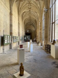 Interior de la catedral de Palencia con obras de arte románico