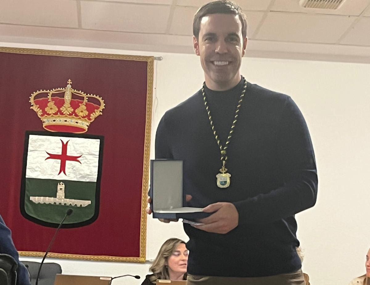 Fidel González Varas con medalla en el Ayuntamiento de Villamuriel de Cerrato