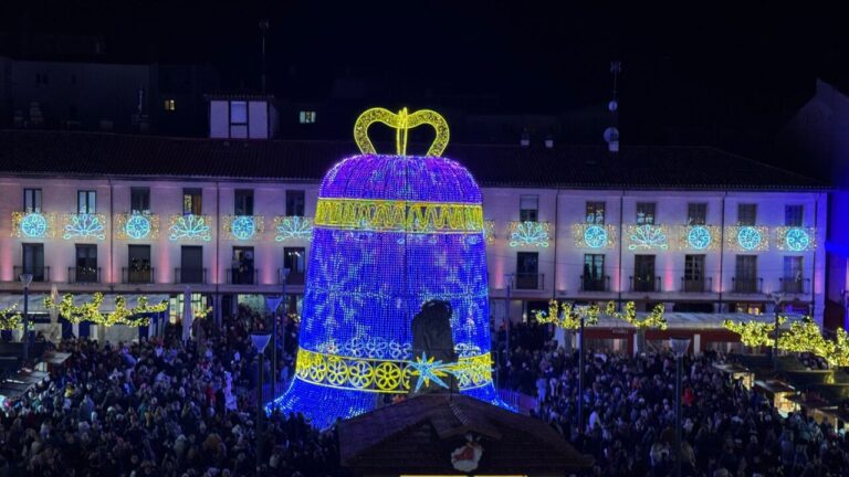 Gran campana iluminada en la Plaza Mayor de Palencia durante el encendido navideño