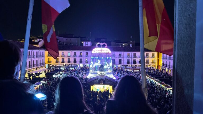 Vista del encendido de luces navideñas en la Plaza Mayor de Palencia