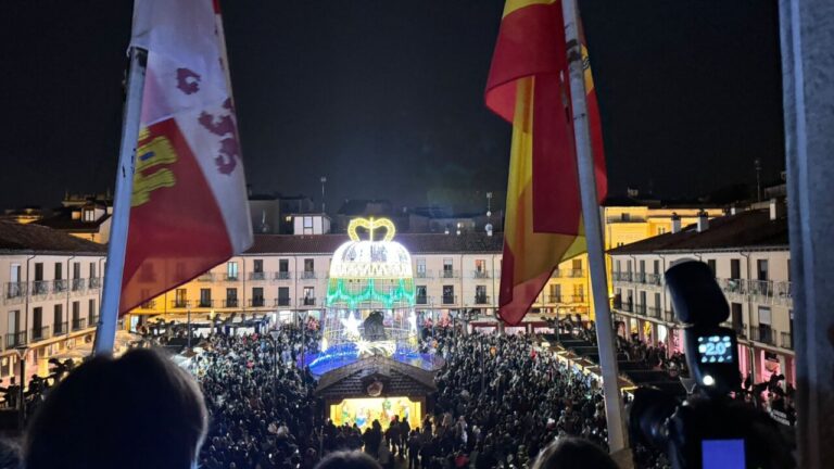 Ceremonia de encendido de luces navideñas en Palencia con gran afluencia de público.