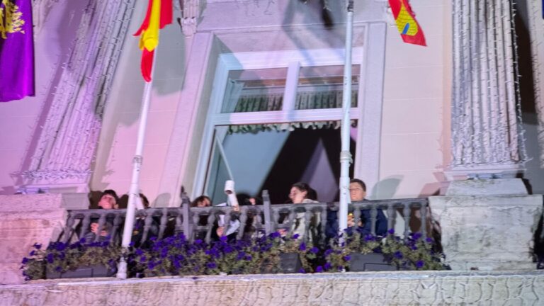 Ceremonia de encendido de luces navideñas en Palencia con niños en el balcón