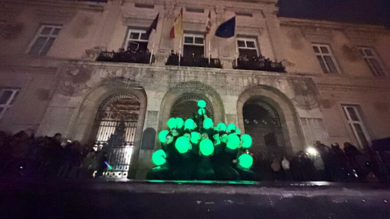 Ceremonia de encendido de luces navideñas en Palencia con danza y luces.